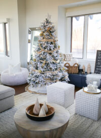 how to style a flocked christmas tree