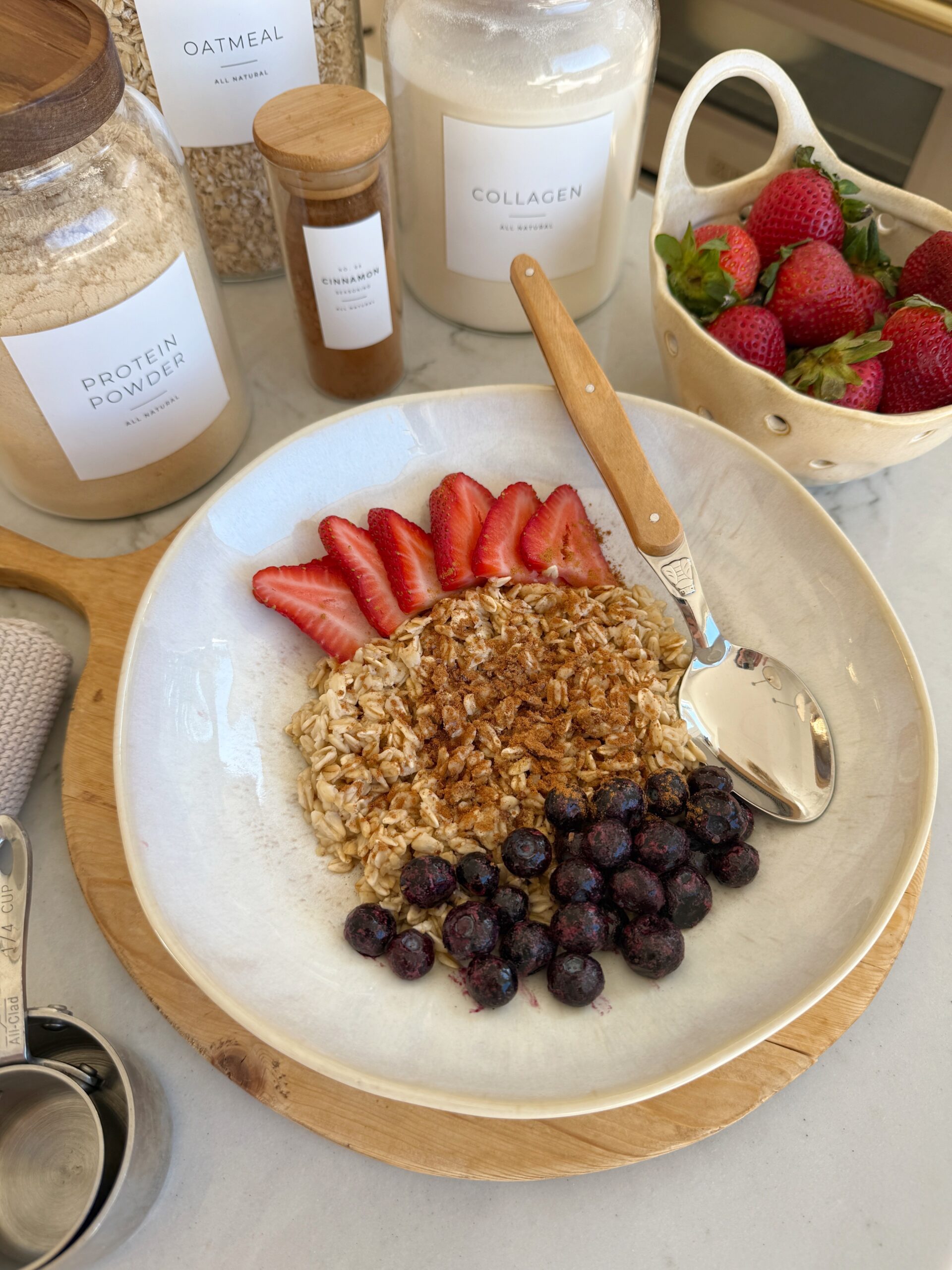 High-Protein, Gut-Friendly Oatmeal Bowl with Clean Collagen & Berries – Ready in 5 Minutes