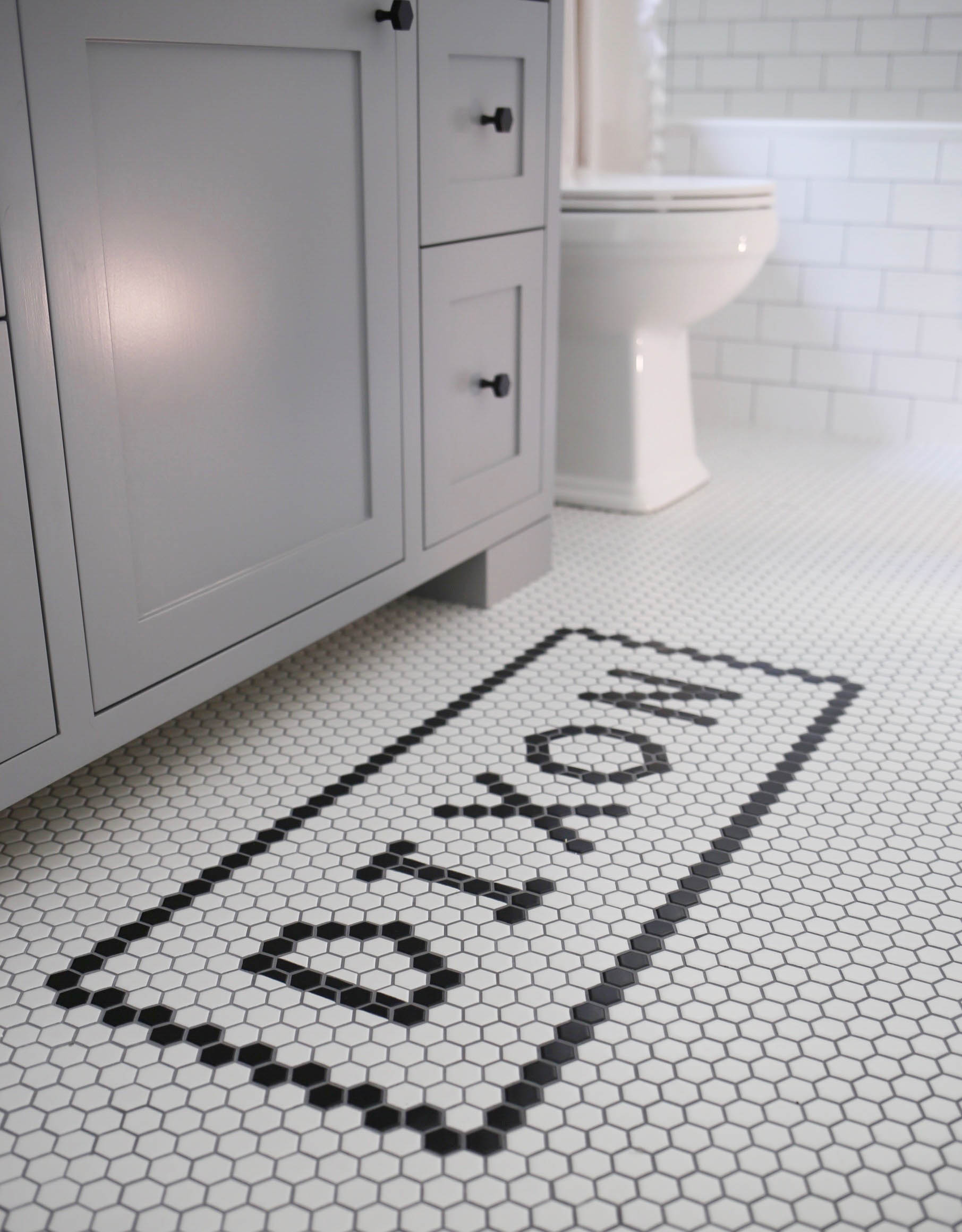 black and white farmhouse bathroom