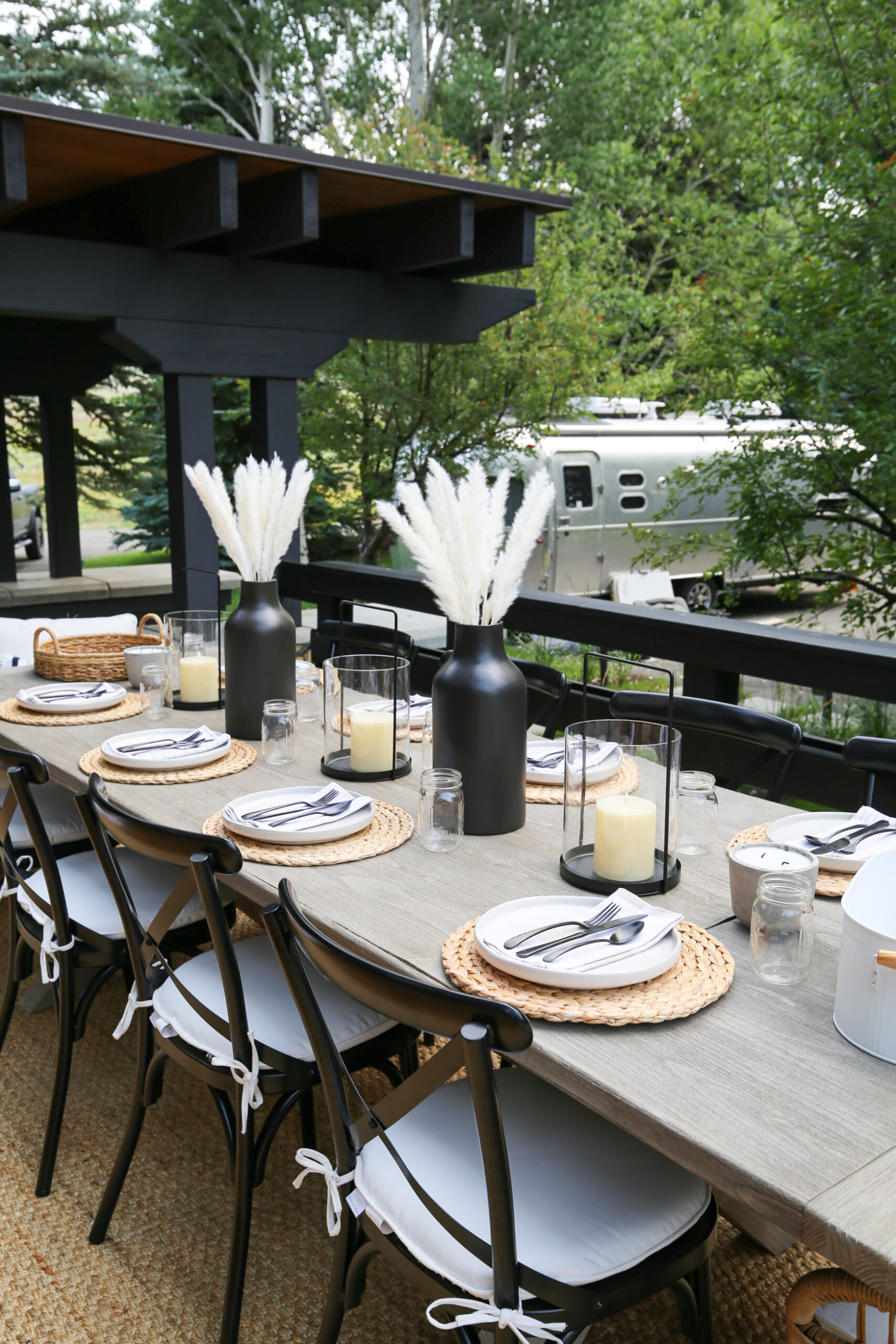 Outdoor Dining \ Simple Farmhouse Tablescape