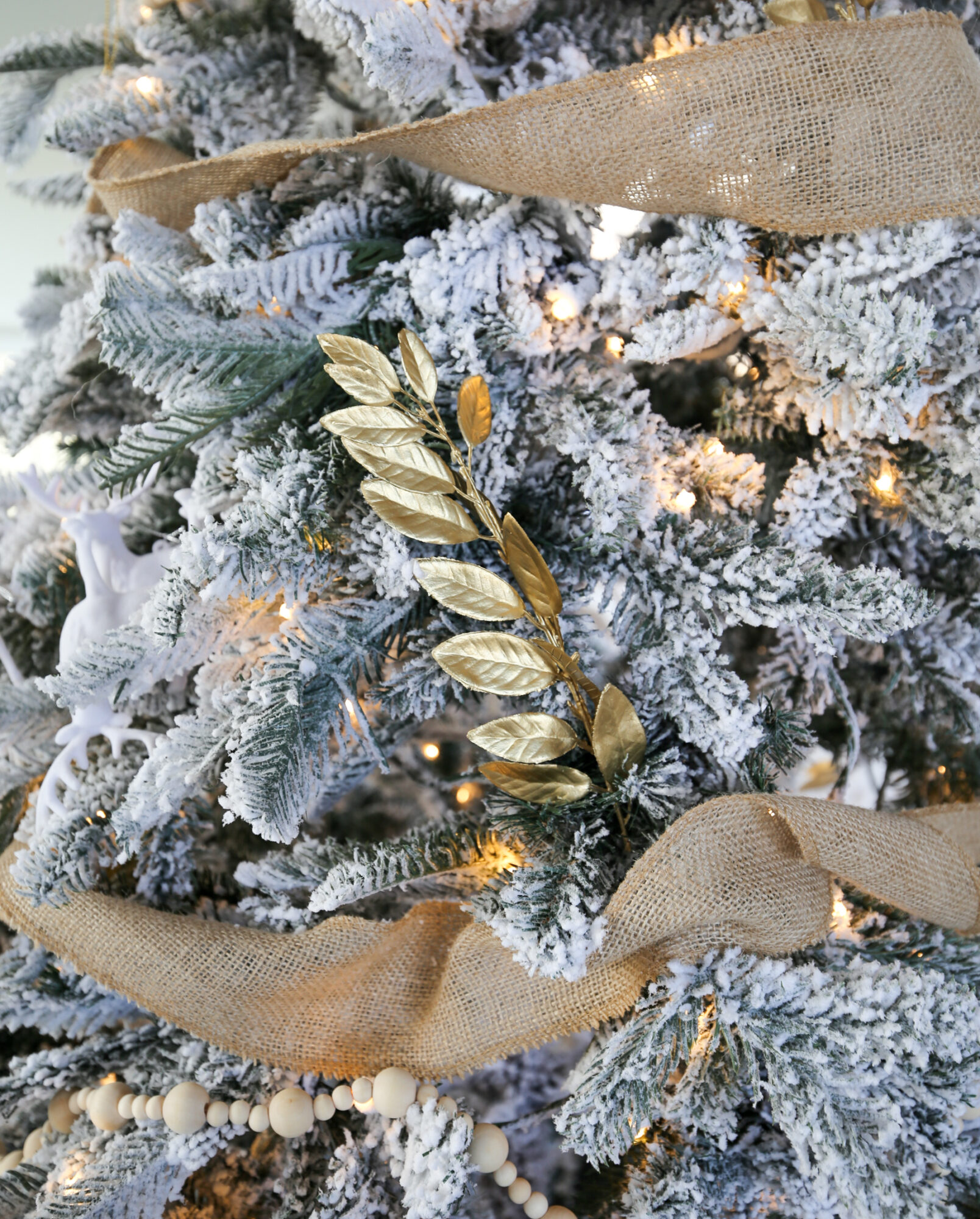 how to style a flocked christmas tree